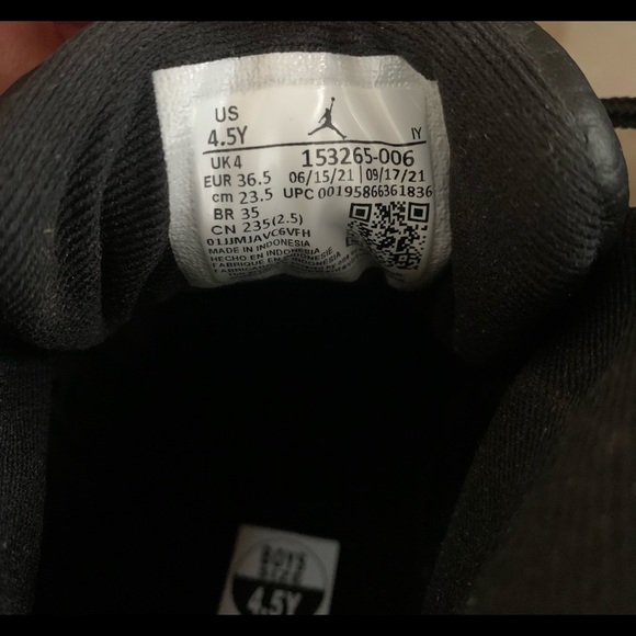 Air Jordan 12 Retro Playoff  2022 GS Size 4.5Y(6W) 153265-006 New In Box - Picture 6 of 6